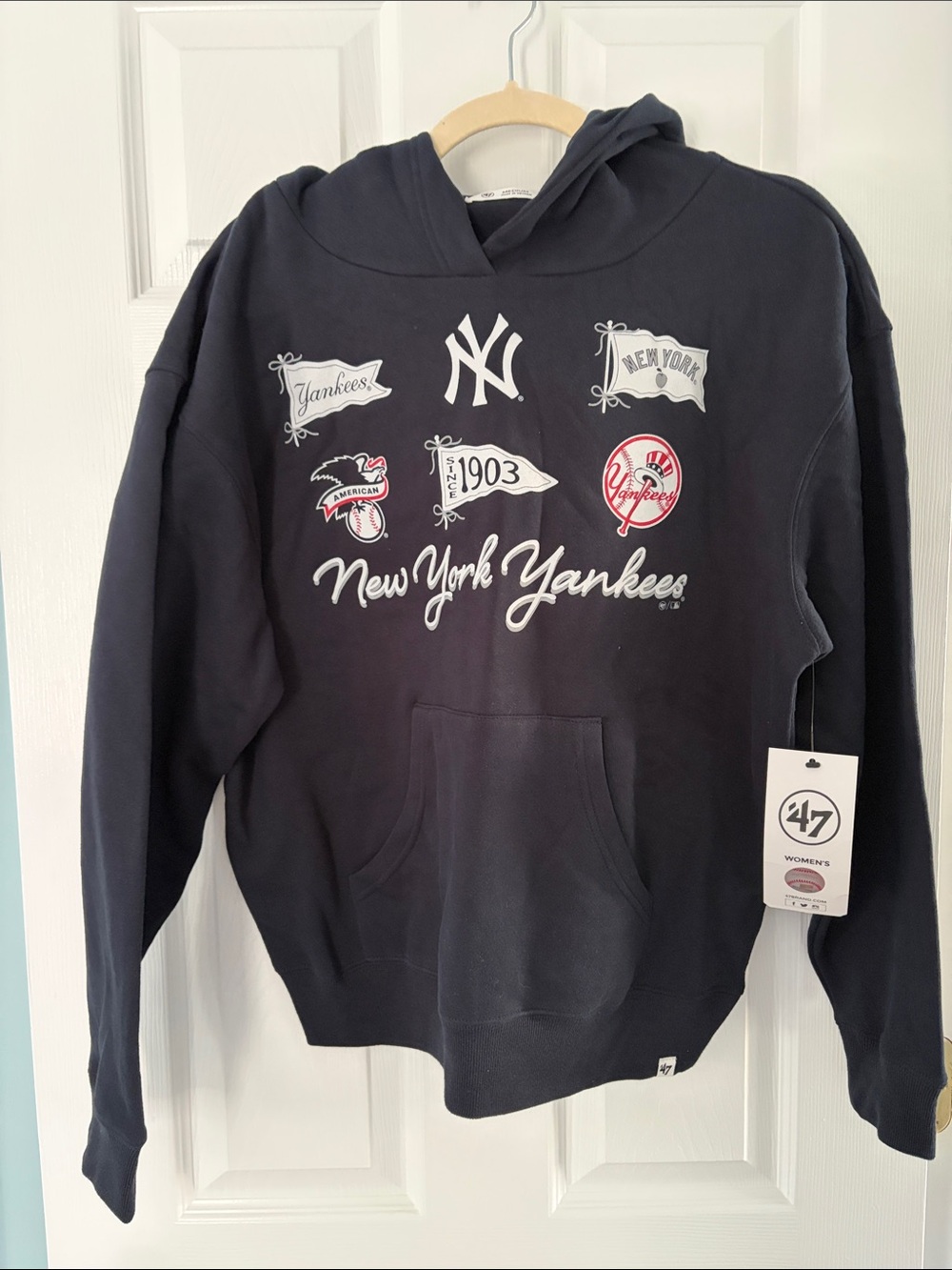 47 Navy women’s New York Yankees Crewneck Hoodie with Logo Patch Graphics medium